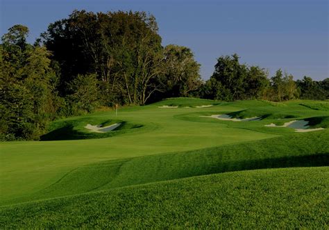 The Unique Architecture of Hollow Golf Courses